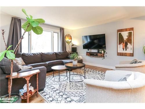 109 Knox Road W, Wasaga Beach, ON - Indoor Photo Showing Living Room