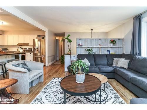 109 Knox Road W, Wasaga Beach, ON - Indoor Photo Showing Living Room