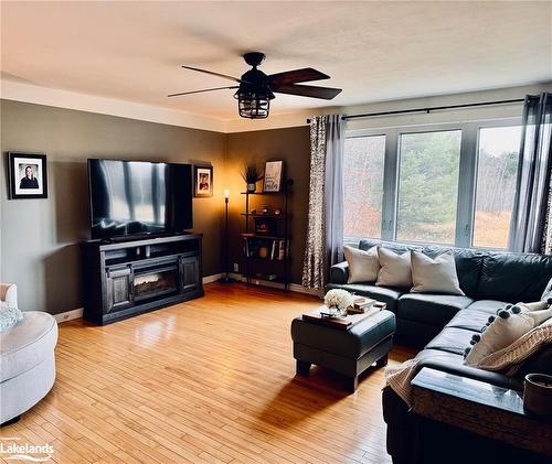 1922 Highway 141, Utterson, ON - Indoor Photo Showing Living Room