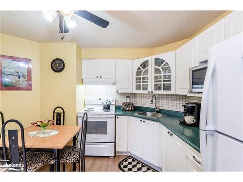 614-41 Markbrook Lane, Etobicoke, ON - Indoor Photo Showing Kitchen