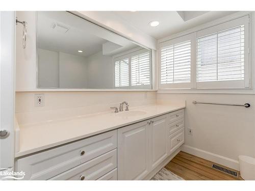 33 Niagara Street, Collingwood, ON - Indoor Photo Showing Bathroom