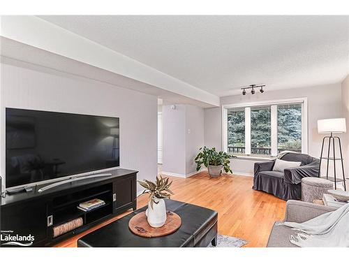 12 Smart Court, Collingwood, ON - Indoor Photo Showing Living Room