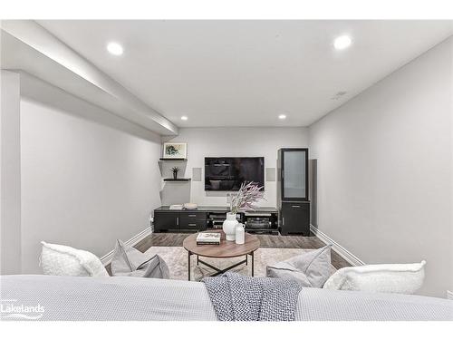 12 Smart Court, Collingwood, ON - Indoor Photo Showing Living Room