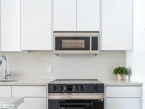 204-32 Brunel Road, Huntsville, ON - Indoor Photo Showing Kitchen