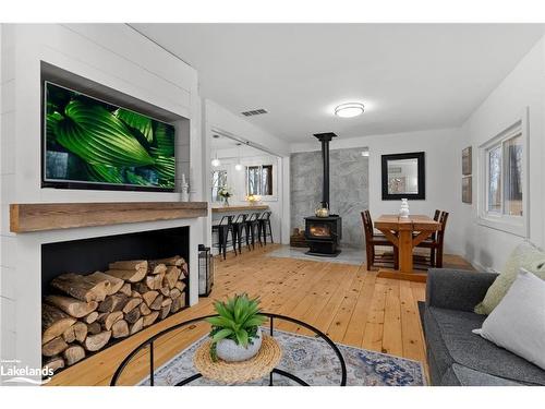 136 Vernon Lane, Huntsville, ON - Indoor Photo Showing Living Room With Fireplace