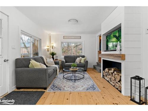 136 Vernon Lane, Huntsville, ON - Indoor Photo Showing Living Room With Fireplace