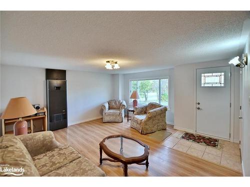 25 Ayling Reid Court, Wasaga Beach, ON - Indoor Photo Showing Living Room