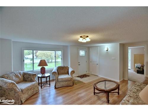 25 Ayling Reid Court, Wasaga Beach, ON - Indoor Photo Showing Living Room