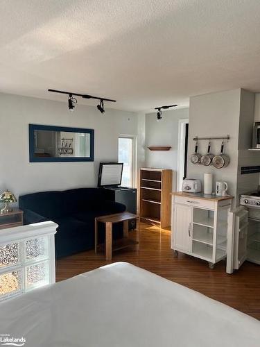 1055 Mosley Street, Wasaga Beach, ON - Indoor Photo Showing Kitchen