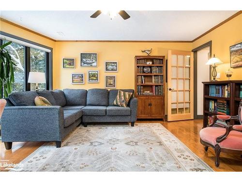 9450 County Road 9, Clearview, ON - Indoor Photo Showing Living Room