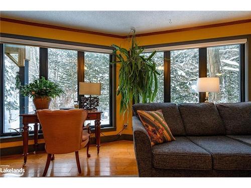 9450 County Road 9, Clearview, ON - Indoor Photo Showing Living Room