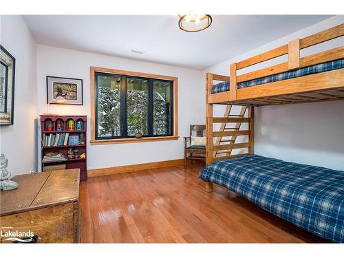 9450 County Road 9, Clearview, ON - Indoor Photo Showing Bedroom