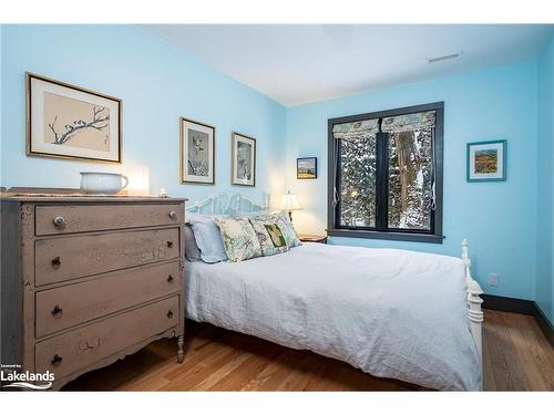 9450 County Road 9, Clearview, ON - Indoor Photo Showing Bedroom