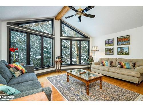 9450 County Road 9, Clearview, ON - Indoor Photo Showing Living Room