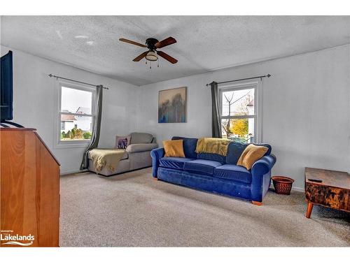 289 Elizabeth St, Midland, ON - Indoor Photo Showing Living Room