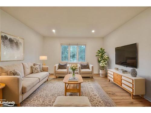 8345 Highway 93, Tiny, ON - Indoor Photo Showing Living Room