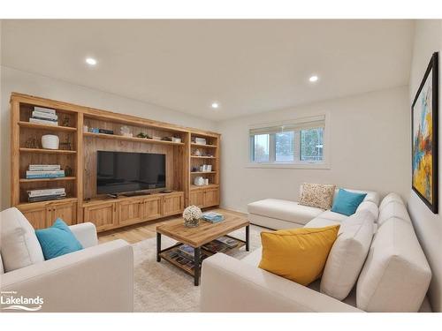 8345 Highway 93, Tiny, ON - Indoor Photo Showing Living Room