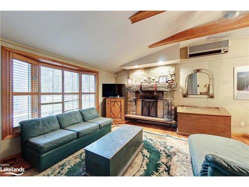 7-102 Wensley Drive, The Blue Mountains, ON - Indoor Photo Showing Living Room