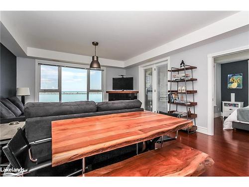 550 Mariners Way, Collingwood, ON - Indoor Photo Showing Living Room