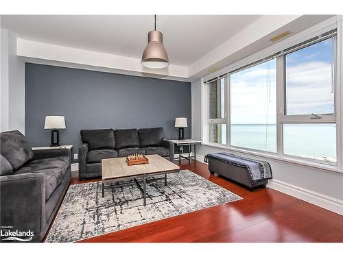 550 Mariners Way, Collingwood, ON - Indoor Photo Showing Living Room