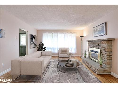 405 Muskoka Beach Road, Gravenhurst, ON - Indoor Photo Showing Living Room With Fireplace