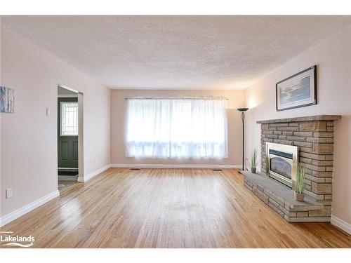 405 Muskoka Beach Road, Gravenhurst, ON - Indoor Photo Showing Living Room With Fireplace