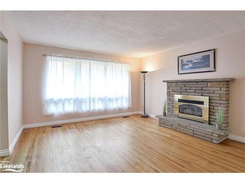 405 Muskoka Beach Road, Gravenhurst, ON - Indoor Photo Showing Living Room With Fireplace