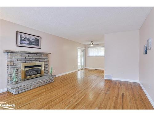 405 Muskoka Beach Road, Gravenhurst, ON - Indoor Photo Showing Living Room With Fireplace