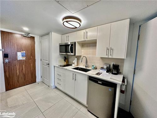 2408-9 Harbour Street E, Collingwood, ON - Indoor Photo Showing Kitchen