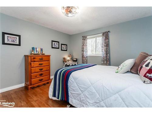 15 Mundy Avenue, Tiny, ON - Indoor Photo Showing Bedroom