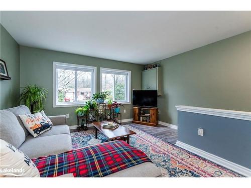 15 Mundy Avenue, Tiny, ON - Indoor Photo Showing Living Room