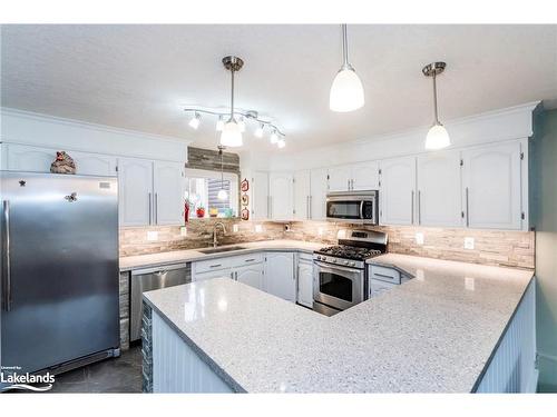 15 Mundy Avenue, Tiny, ON - Indoor Photo Showing Kitchen With Upgraded Kitchen