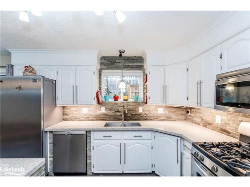 15 Mundy Avenue, Tiny, ON - Indoor Photo Showing Kitchen With Upgraded Kitchen