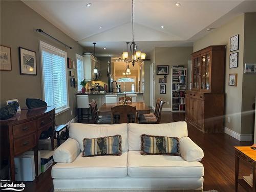 38 Rodney Street, Collingwood, ON - Indoor Photo Showing Living Room