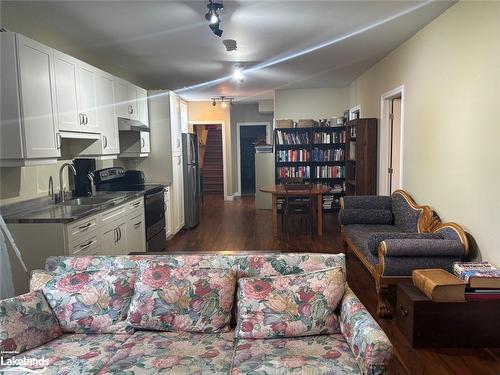 38 Rodney Street, Collingwood, ON - Indoor Photo Showing Living Room