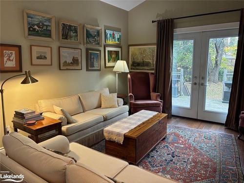 38 Rodney Street, Collingwood, ON - Indoor Photo Showing Living Room