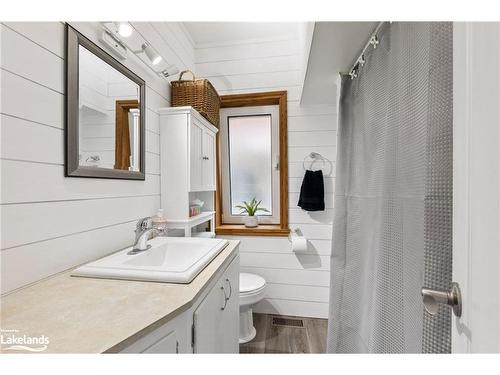 457 Queen Street, Midland, ON - Indoor Photo Showing Bathroom