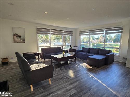 375 Santas Village Road, Bracebridge, ON - Indoor Photo Showing Living Room