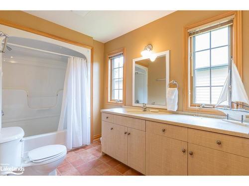 8, Fixed W-1111 Dwight Beach Road, Lake Of Bays, ON - Indoor Photo Showing Bathroom