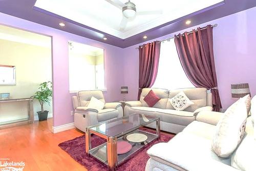 16 Wasaga Sands Drive, Wasaga Beach, ON - Indoor Photo Showing Living Room