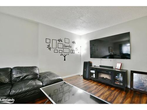 7-441 Barrie Road, Orillia, ON - Indoor Photo Showing Living Room