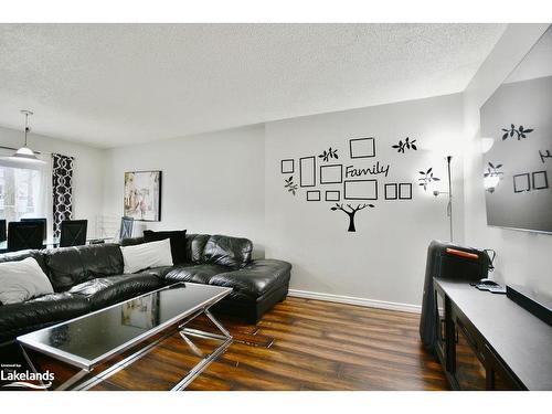 7-441 Barrie Road, Orillia, ON - Indoor Photo Showing Living Room