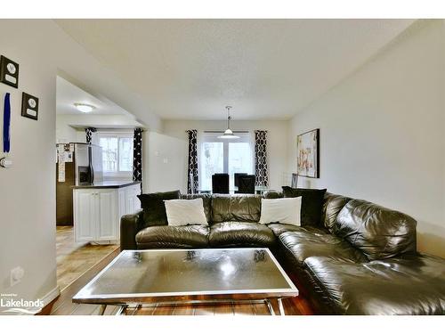 7-441 Barrie Road, Orillia, ON - Indoor Photo Showing Living Room