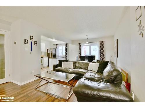 7-441 Barrie Road, Orillia, ON - Indoor Photo Showing Living Room