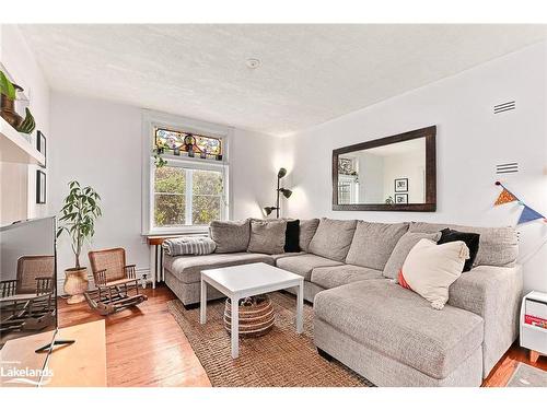 101 Boucher Street E, Meaford, ON - Indoor Photo Showing Living Room