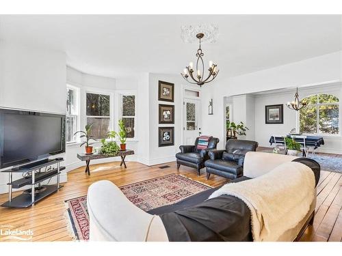 4718 County Rd 21, Haliburton, ON - Indoor Photo Showing Living Room