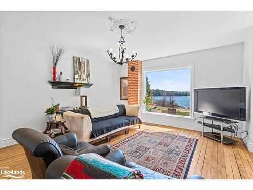 4718 County Rd 21, Haliburton, ON - Indoor Photo Showing Living Room