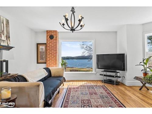 4718 County Rd 21, Haliburton, ON - Indoor Photo Showing Living Room