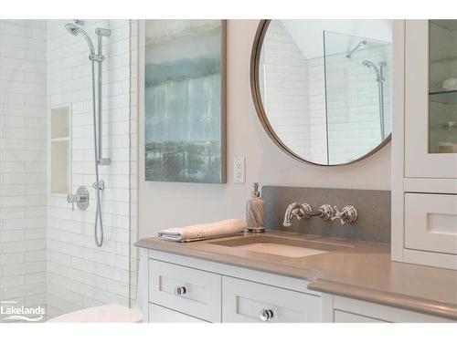 4718 County Rd 21, Haliburton, ON - Indoor Photo Showing Bathroom