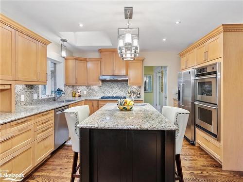 21 Brian Road, Bracebridge, ON - Indoor Photo Showing Kitchen With Stainless Steel Kitchen With Upgraded Kitchen